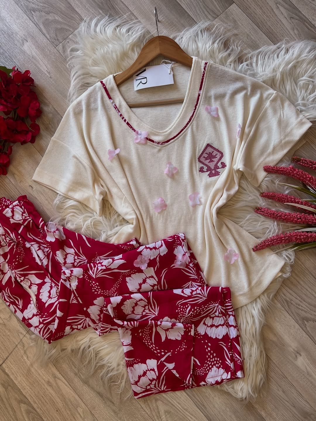 Choisissez votre taille - M, L, XL, XXL.Commandez en un clique par message privéou WhatsApp au + (2)